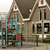 Een basisschool met een klimrek op de speelplaats.