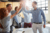 team geeft high five