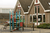 Een basisschool met een klimrek op de speelplaats.
